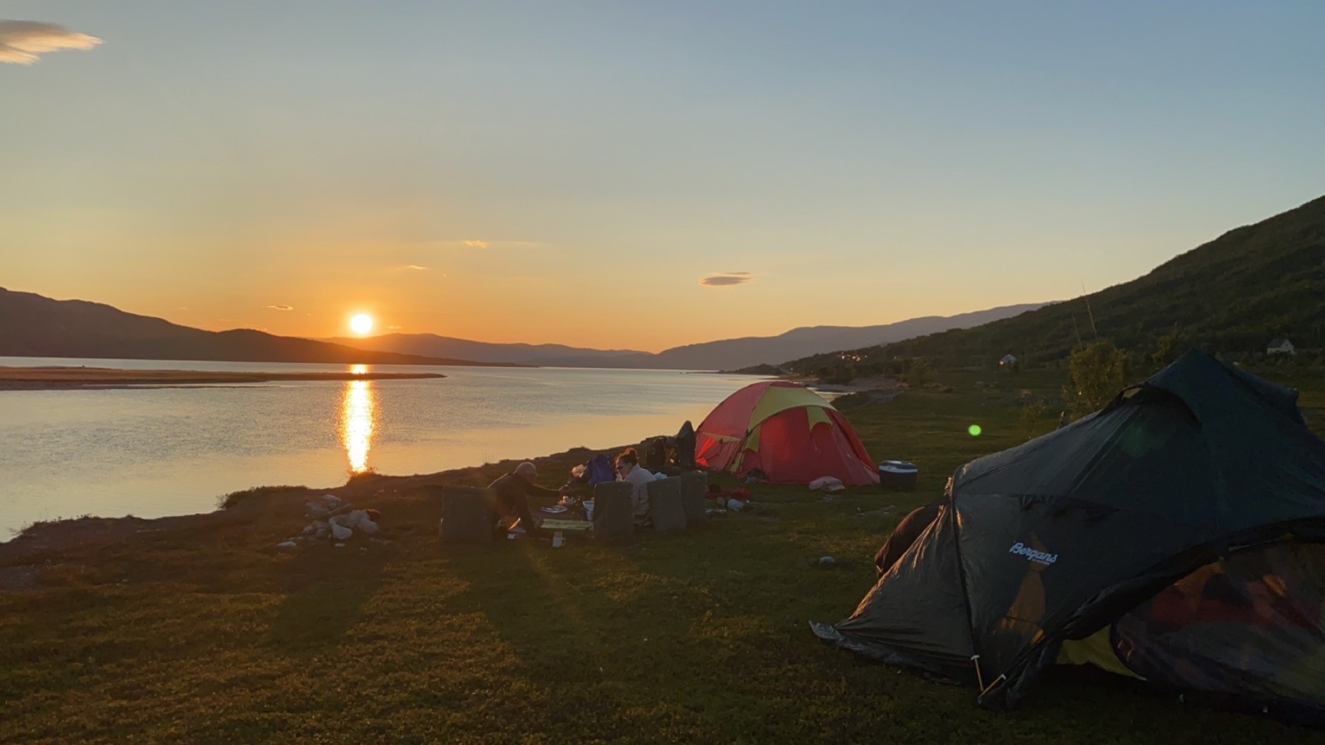 I Finnmark snakker vi med naboen. Her fra telttur. 