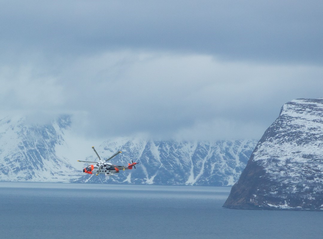 Ambulansehelikopteret flyr i utfordrende vær. 