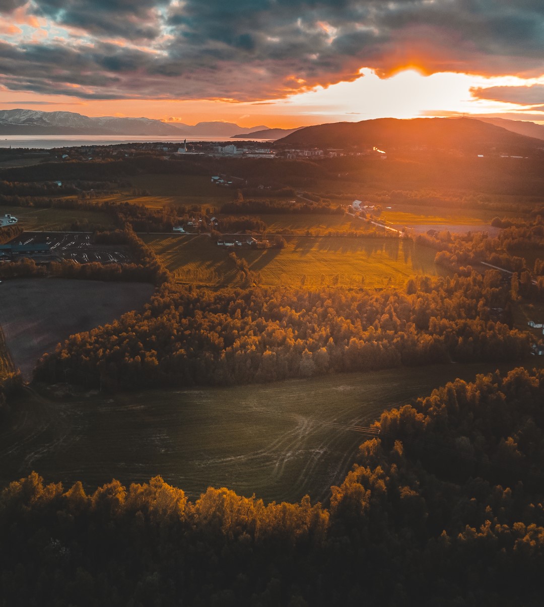 Finnmark bader i midnattssol. 