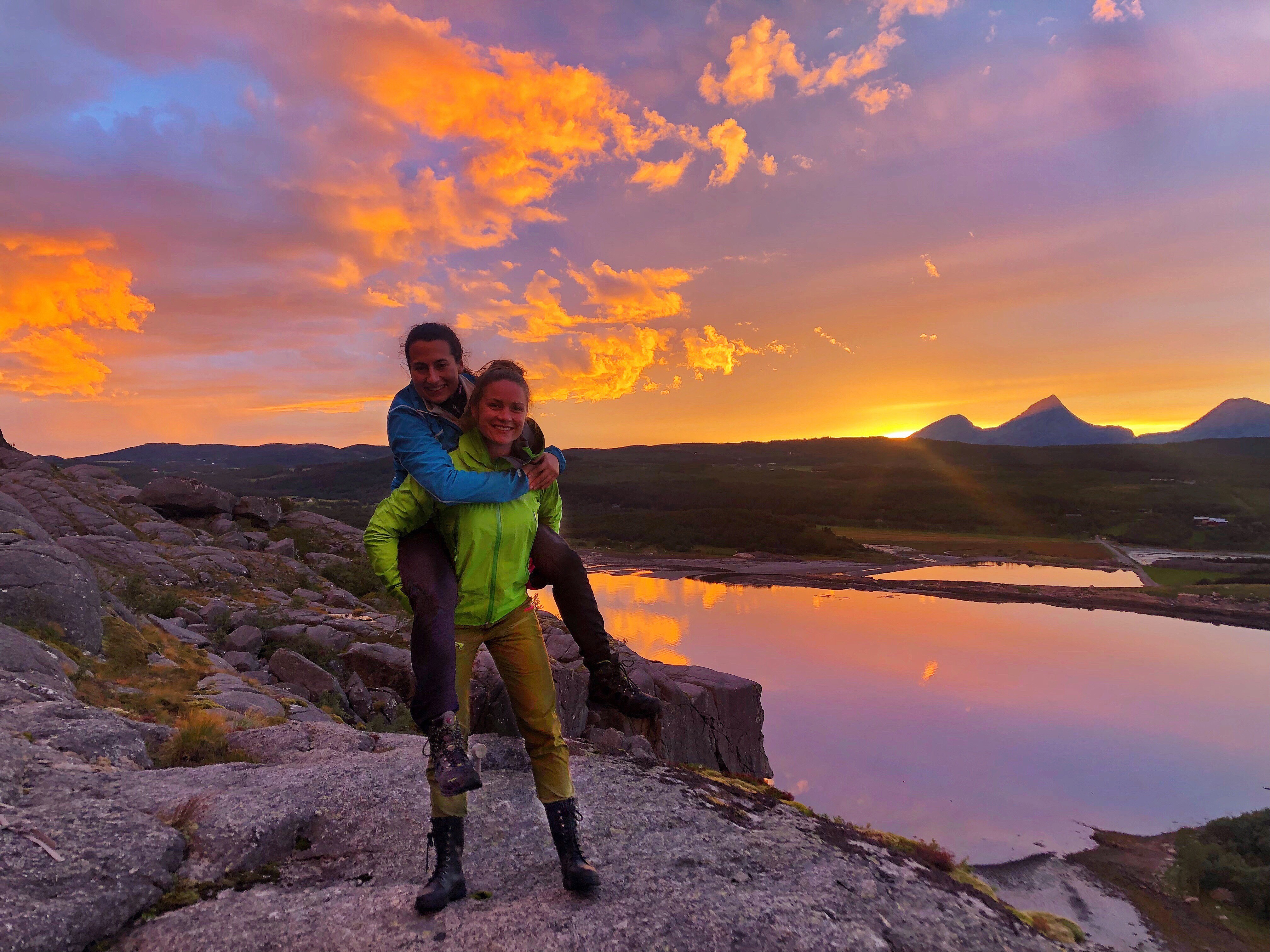 To spreke venner på fjellet med vind i håret