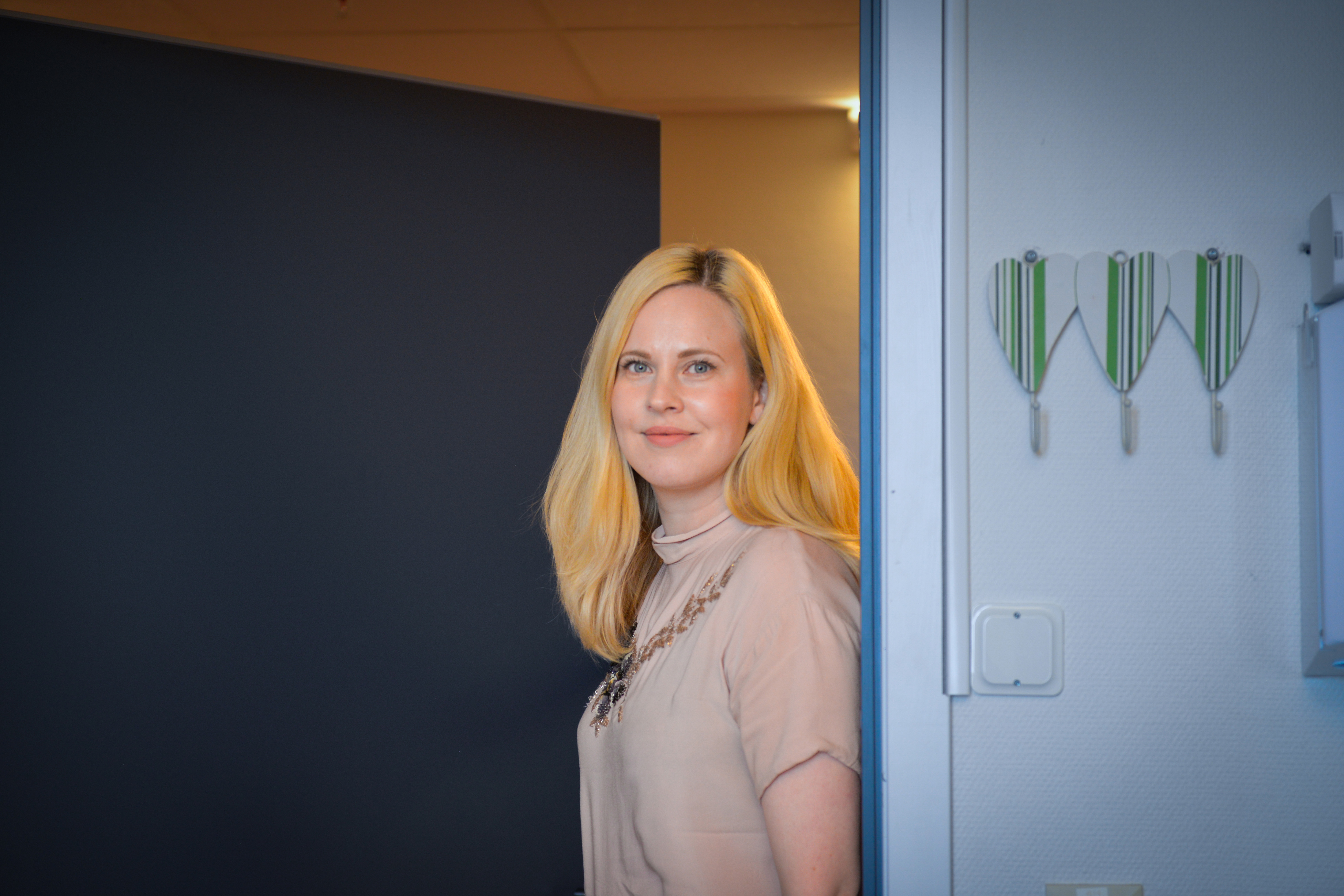 Dame i d&oslash;r&aring;pning